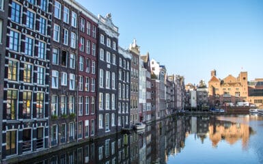 Iconic Damrak Canal in centraal Amsterdam.